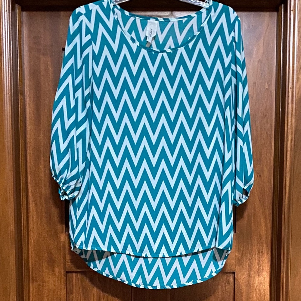 Green and white chevron top size large